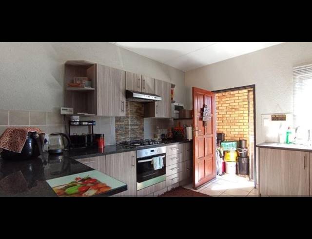 3 BEDROOM APARTMENT FOR SALE IN KLIPPOORTJIE